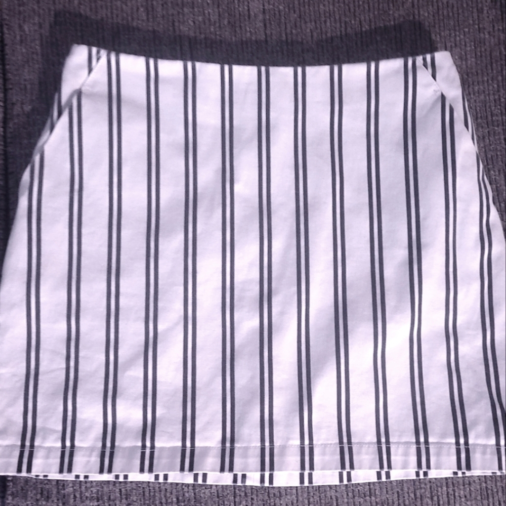 Forever 21 black & white striped skirt with pockets